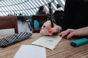 保育士面接で苦手な制作をどう伝えればいい？
